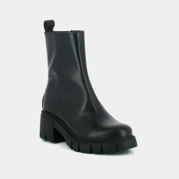 Heeled boots with notched soles in black leather