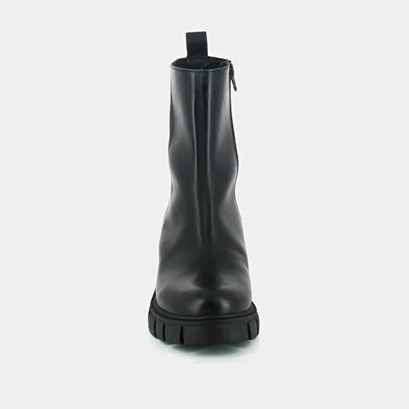 Heeled boots with notched soles in black leather