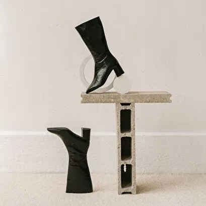 Heeled boots with pointed toe in black glazed leather