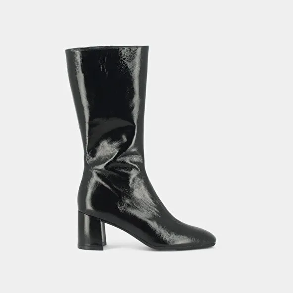 Heeled boots with pointed toe in black glazed leather