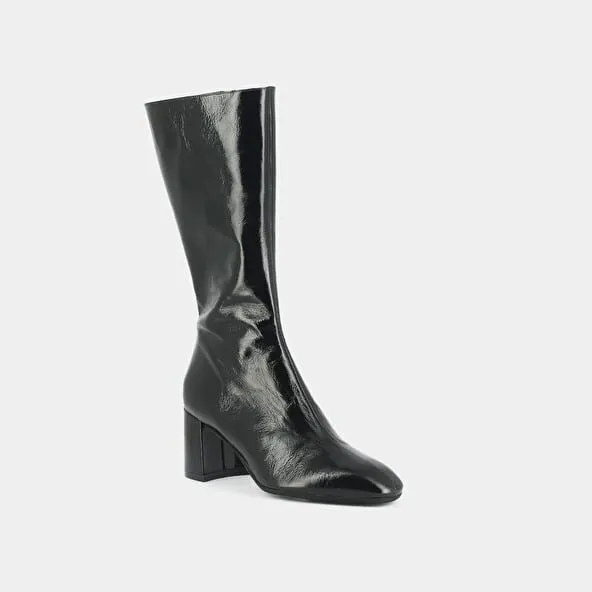 Heeled boots with pointed toe in black glazed leather