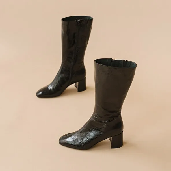 Heeled boots with pointed toe in black glazed leather