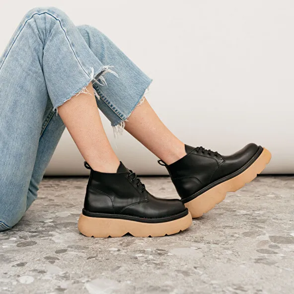 Lace-up and platform boots in black/honey glazed leather